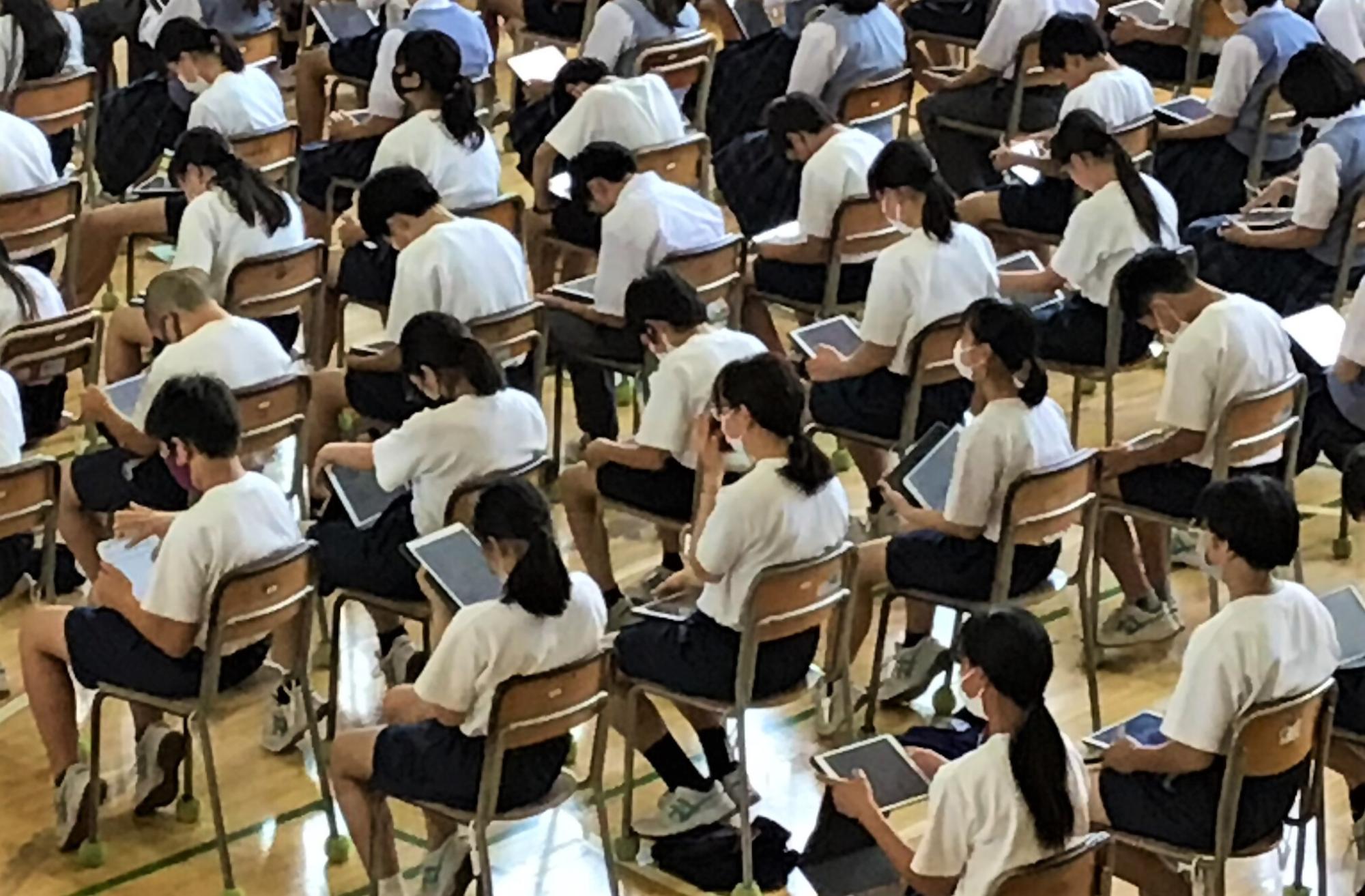 電子化した生徒総会の資料等をタブレットで閲覧する様子