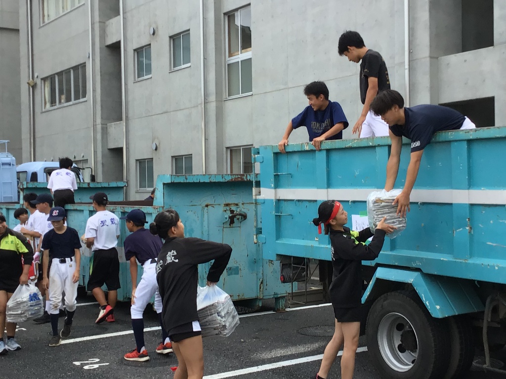 回収した資源をコンテナに積み込む様子