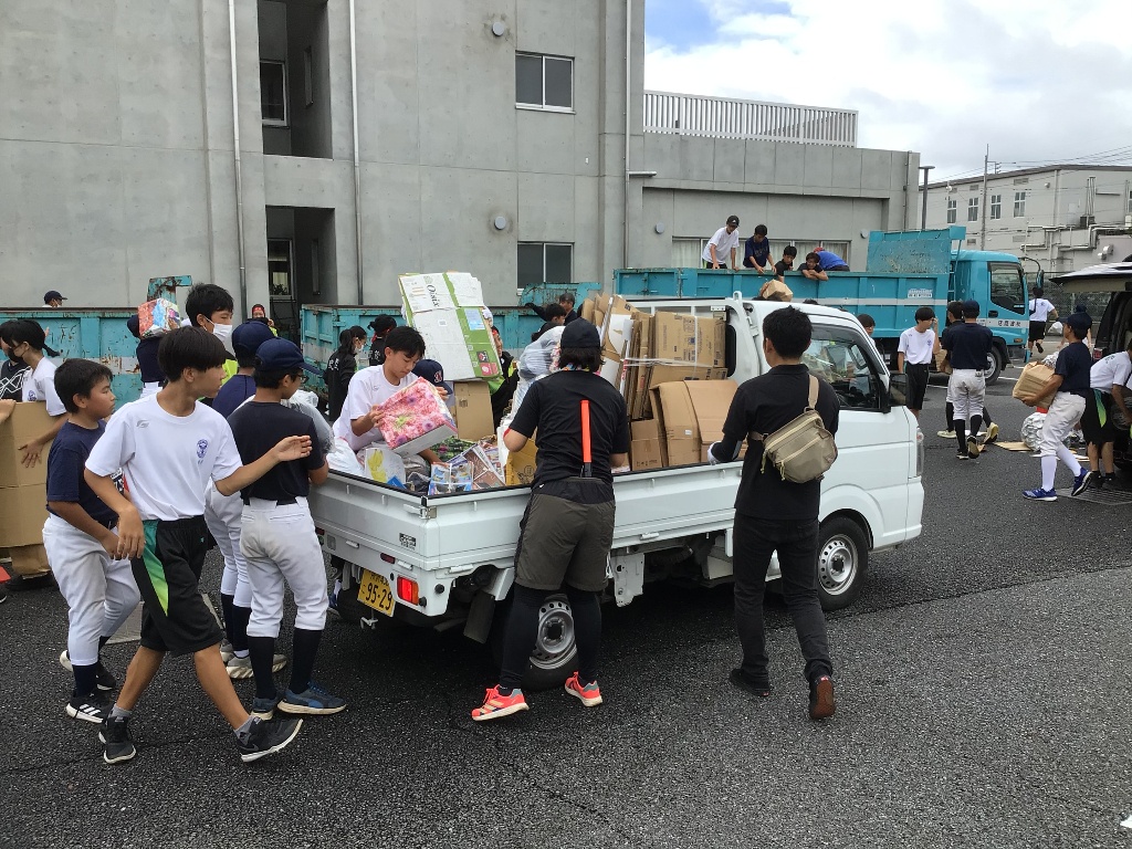 地域から回収してきた資源をトラックから運び出す様子
