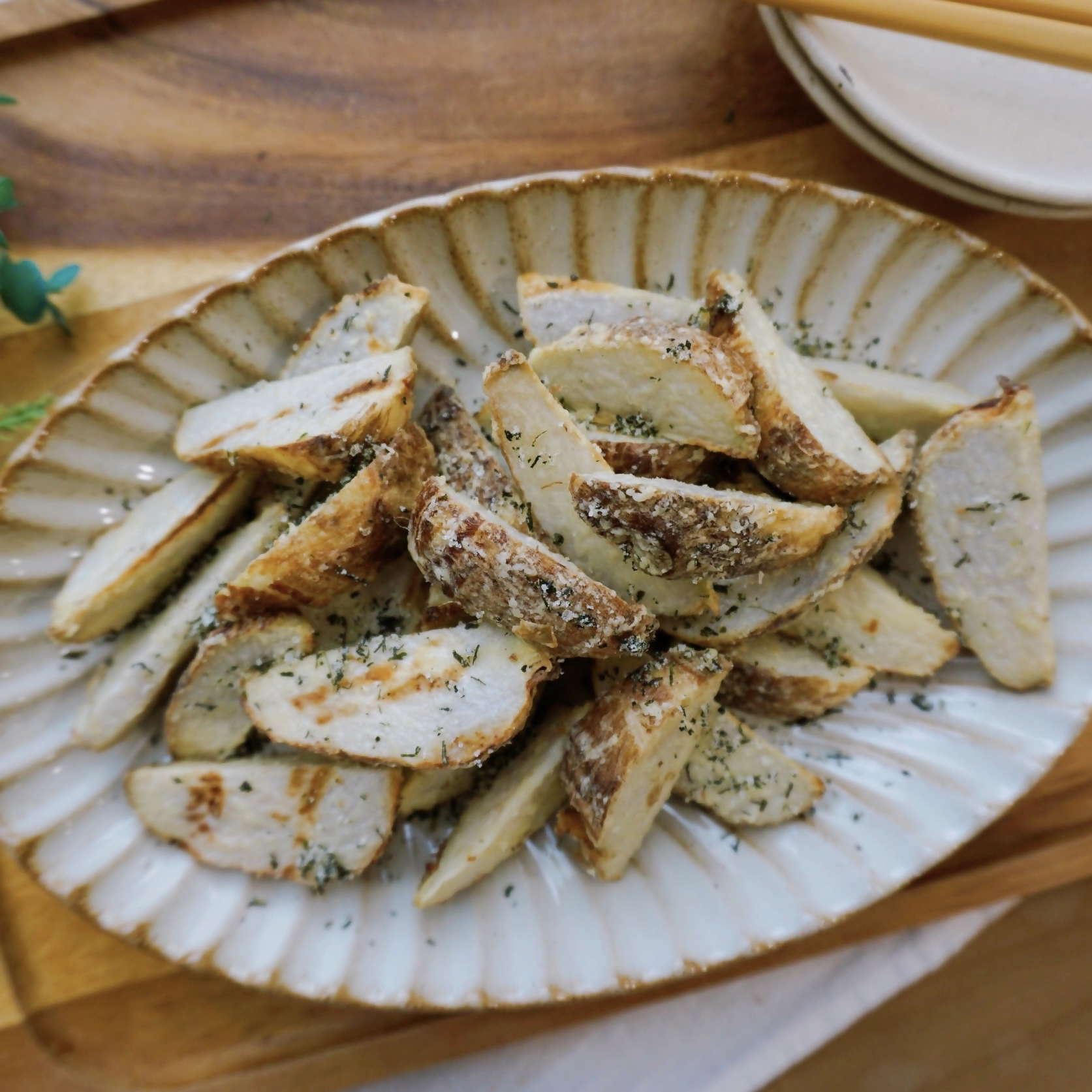 焼き上がった里芋を器に盛り付け、お茶塩をふって出来上がりです。