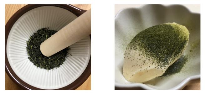 茶葉をすり鉢で細かく砕く様子と、細かく砕いた茶葉をトッピングしたアイスクリーム
