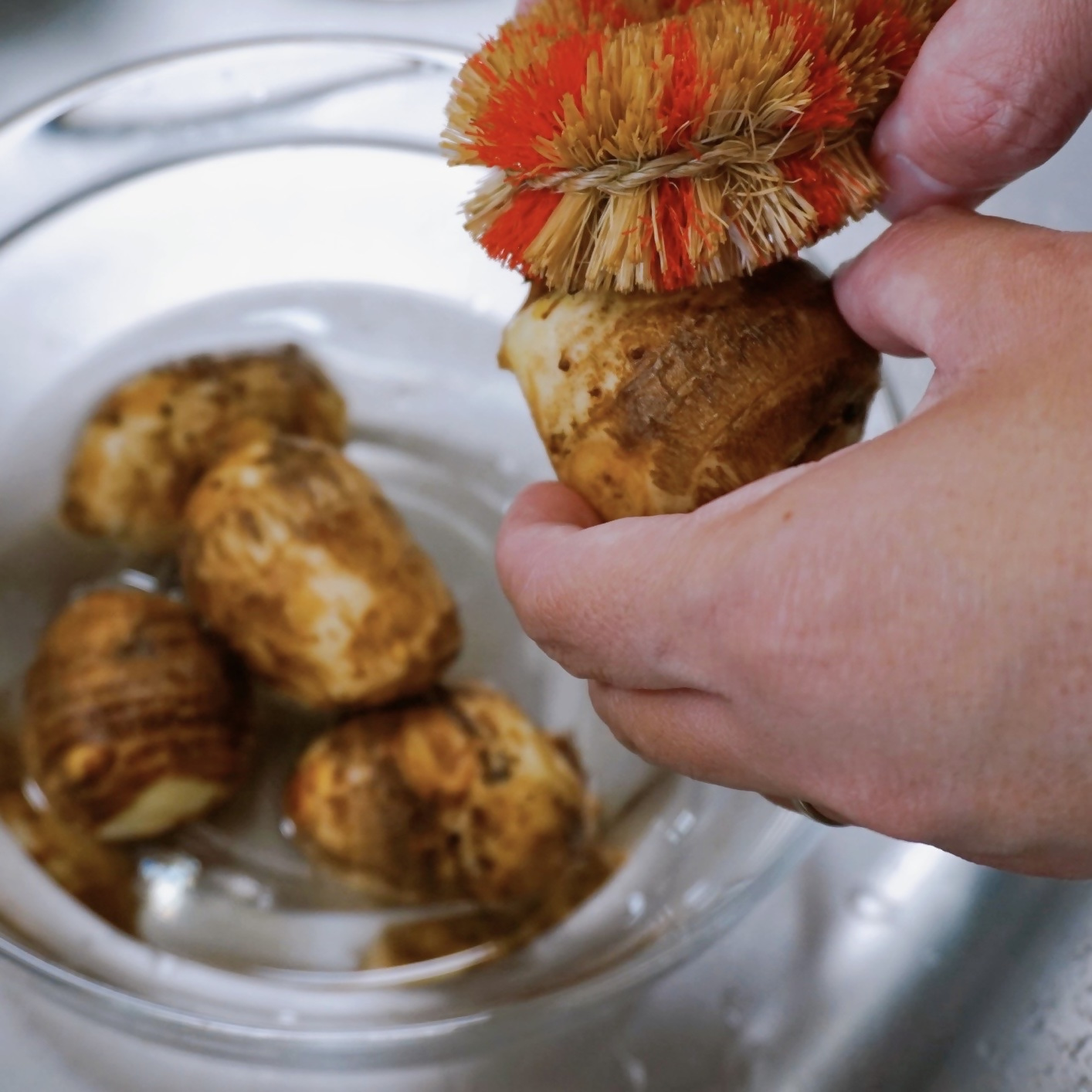 里芋はよく洗います