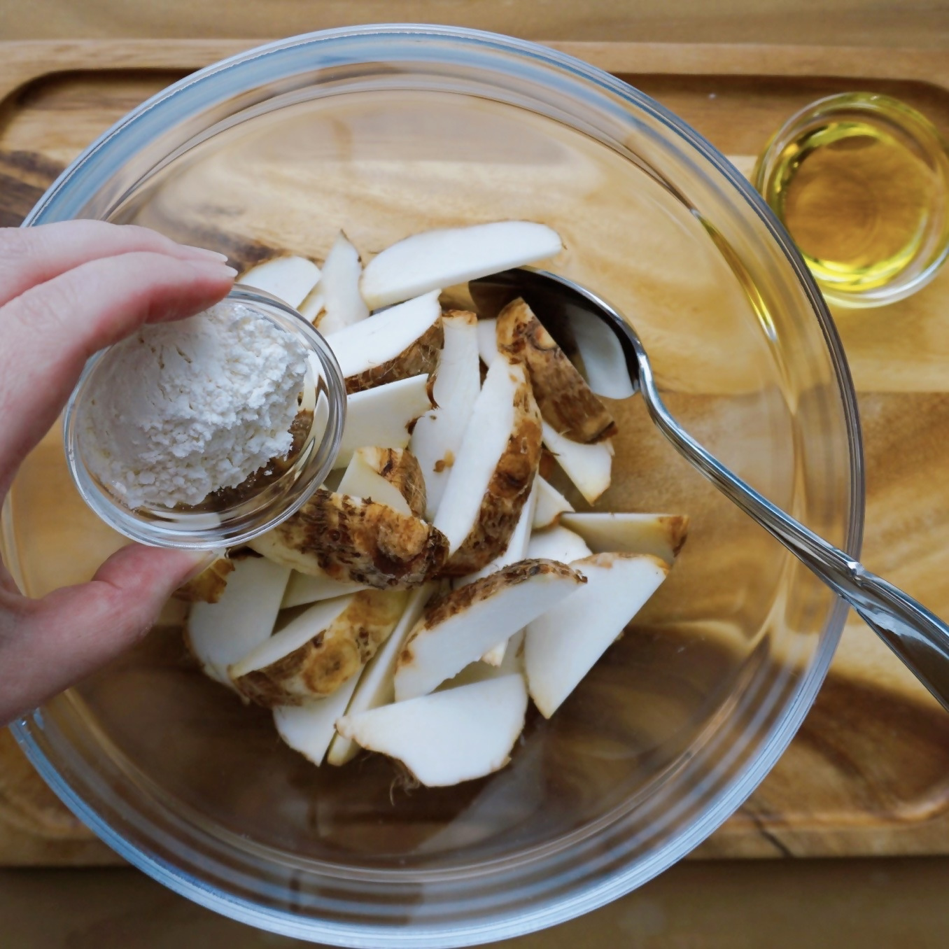 ボウルに1の里芋を入れ、全体に薄力粉をまぶします。オリーブオイルを加えて全体をからめます。