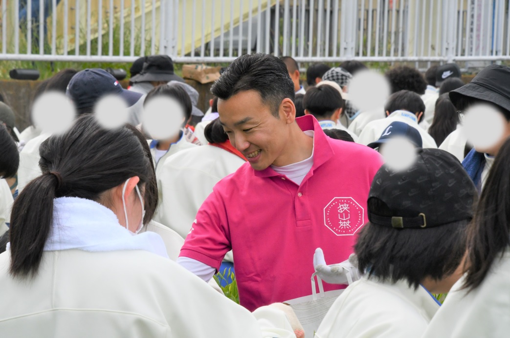 上藤沢中学校全校茶摘み