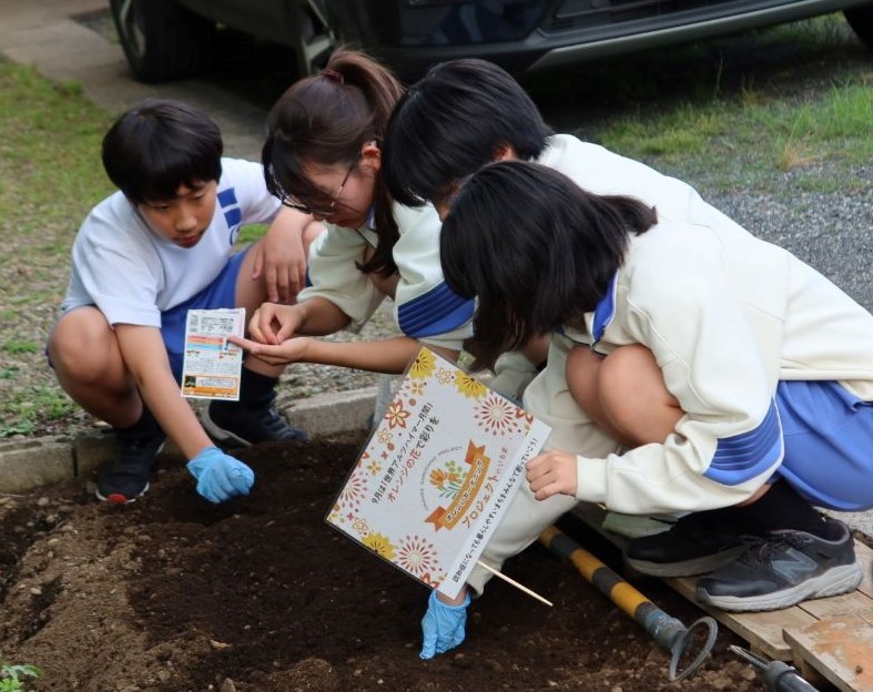 上藤沢中学校の生徒が種を植えている様子