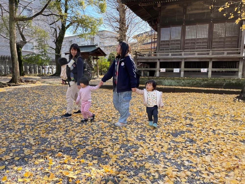 子育て支援センターあんでのある日の外遊びのようす