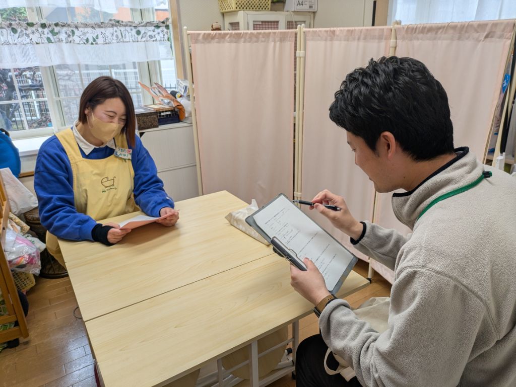 子育て支援センターあおいとりでのインタビュー風景