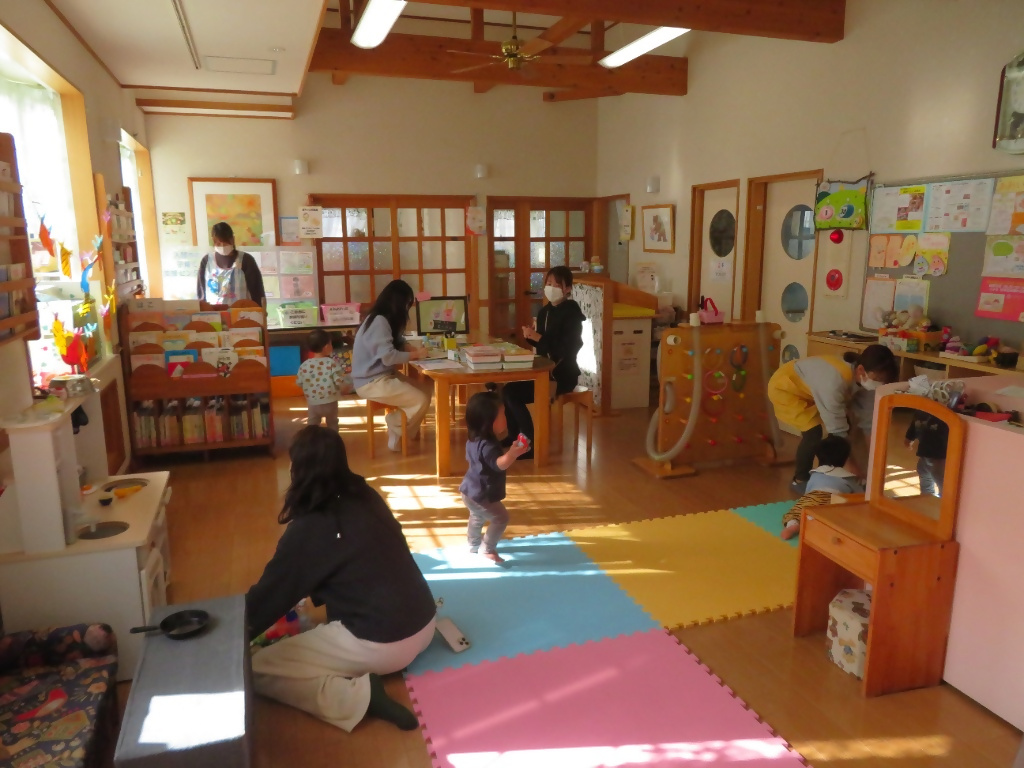 子育て支援センターあおいとりの利用風景