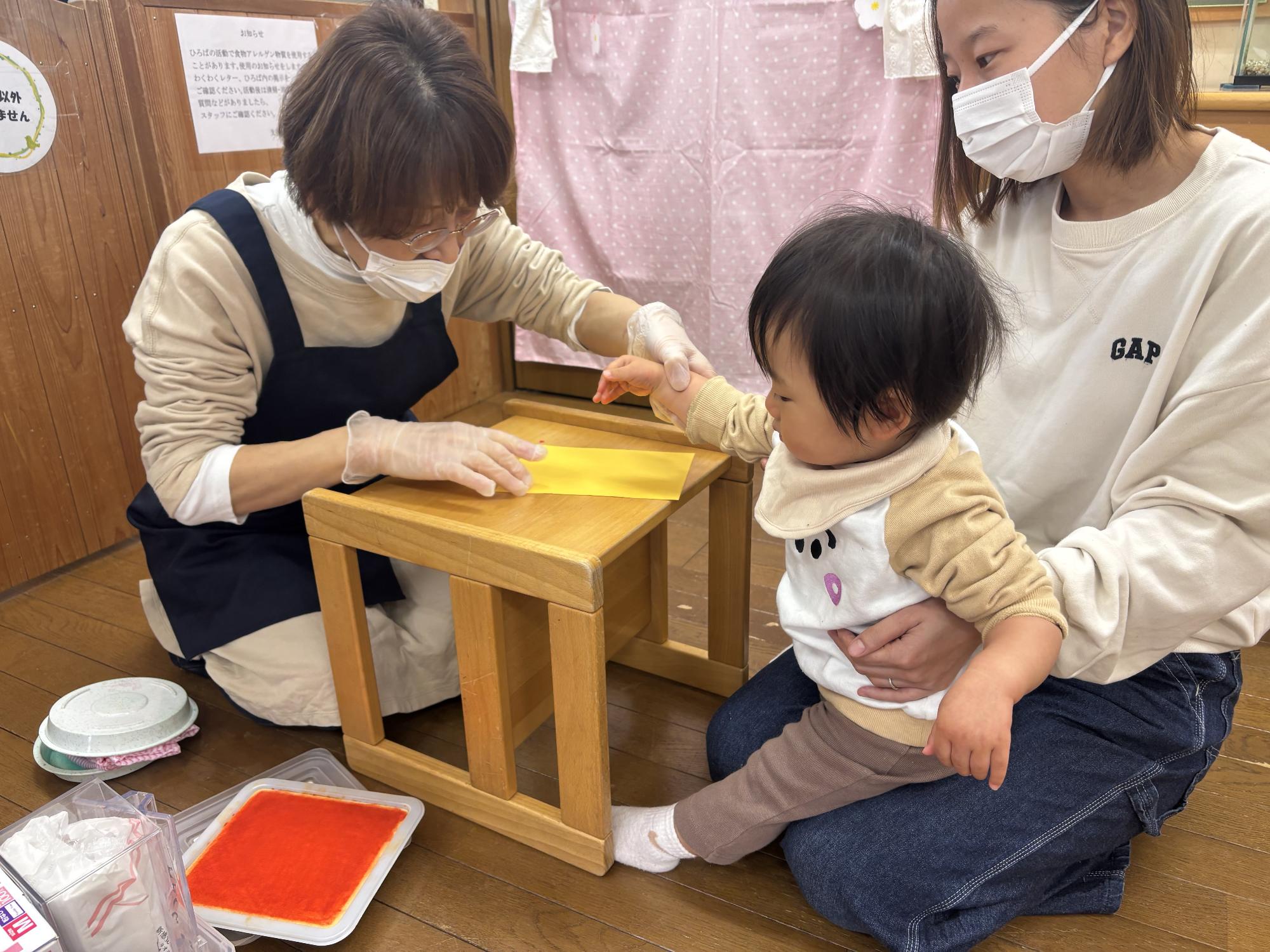ChaCha Iruma 子育て支援センターの手形取りのようす