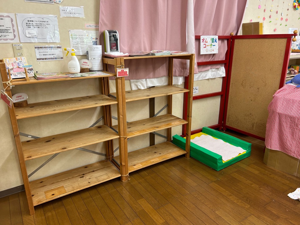 ChaCha Iruma 子育て支援センターの荷物置きと着替え台