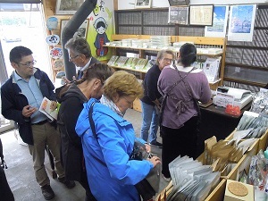 4人のドイツ人の男女が、お店で品物を見ながら、2人の日本人と話している様子を撮影した写真