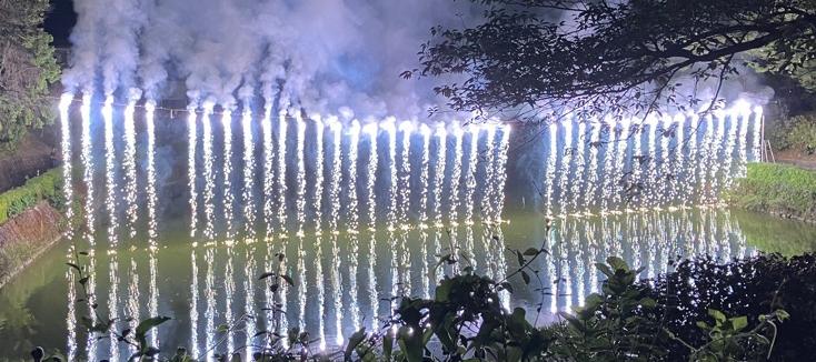 夏祭りの夜空を照らすナイアガラ花火