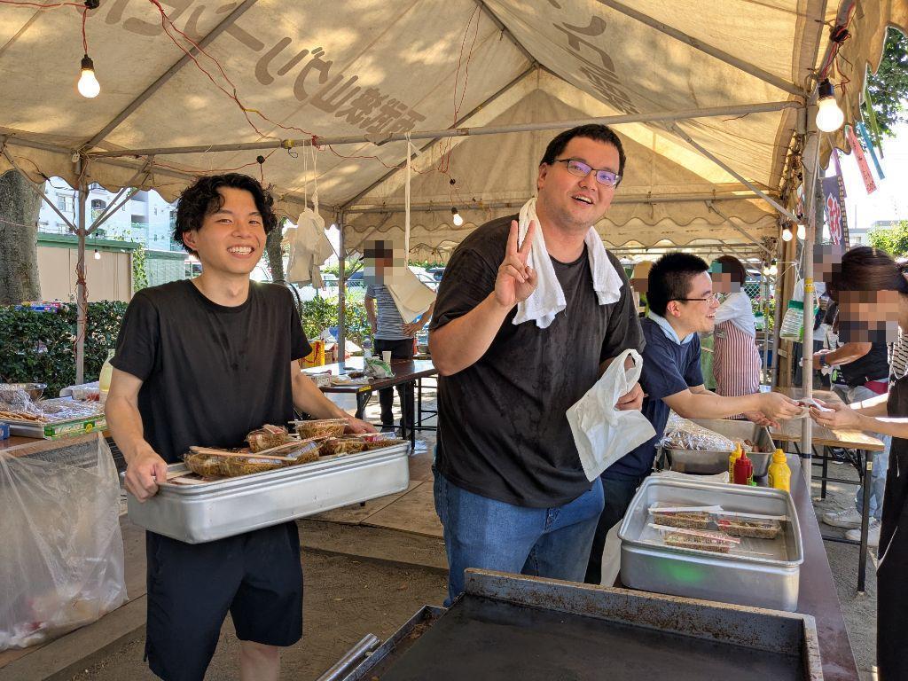 模擬店で活動する元気帯のメンバー