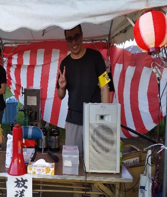夏祭りの音響で活躍する元気隊のメンバー