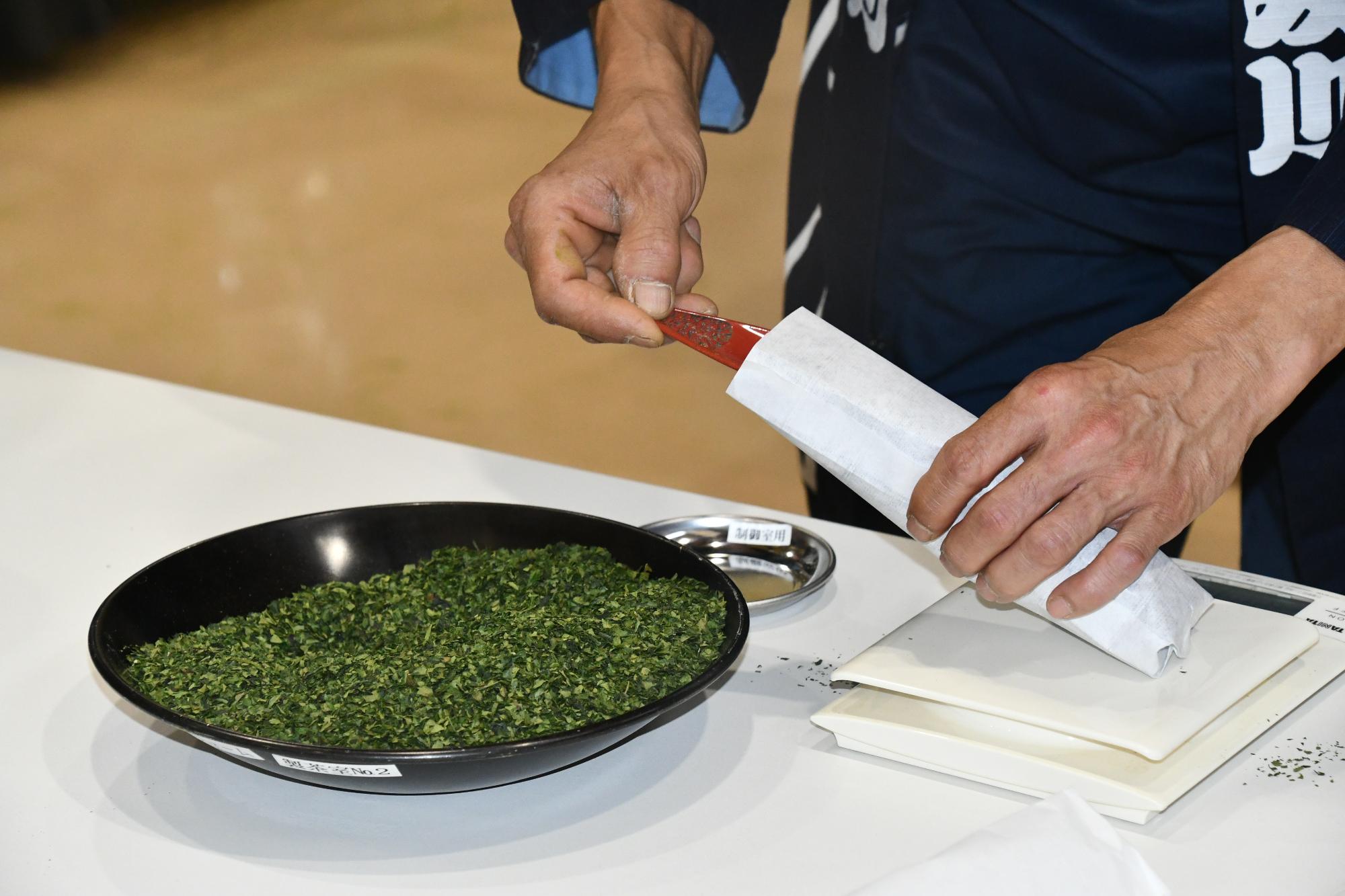 半袋に濃茶を入れる様子