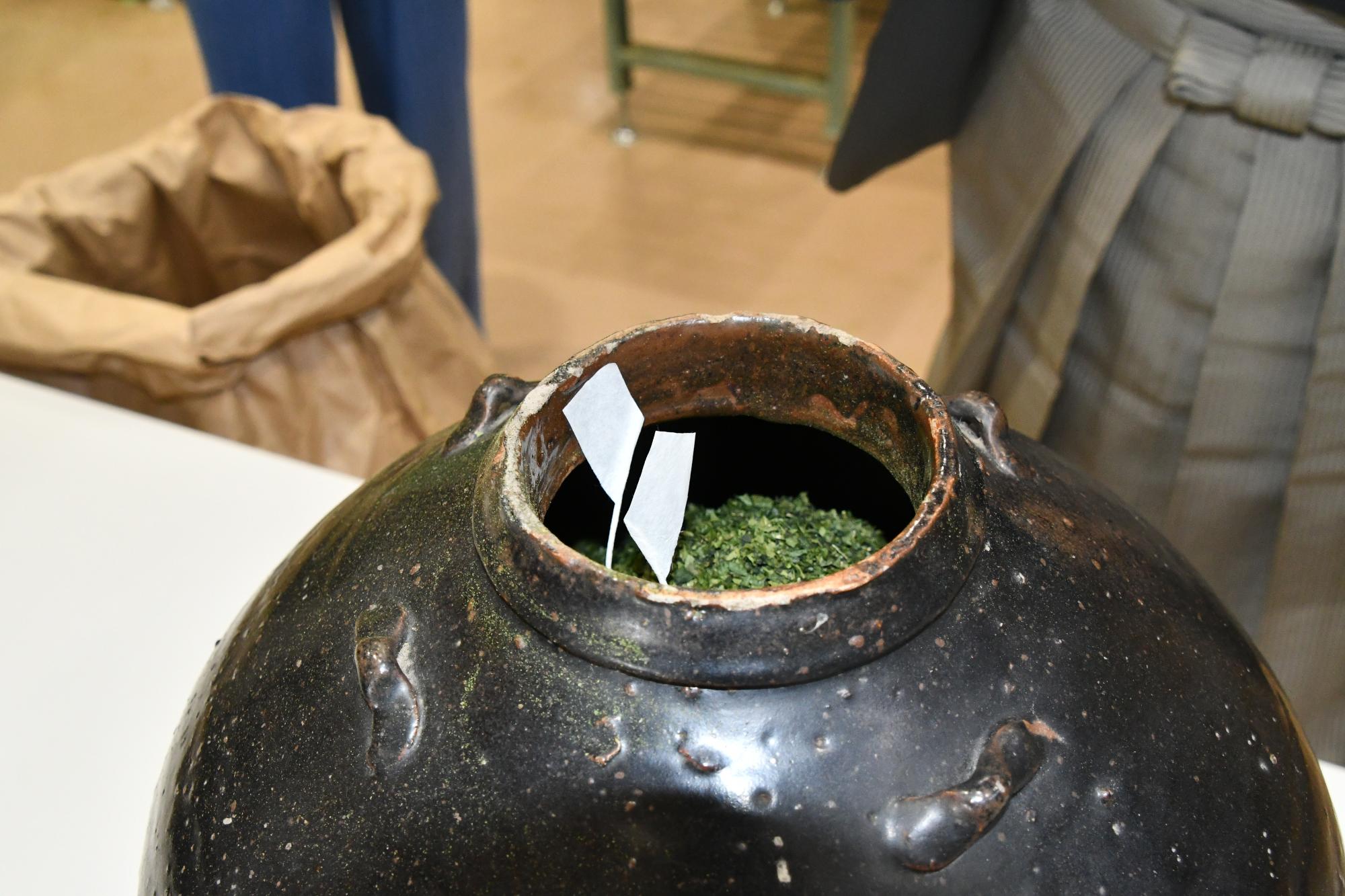半袋を入れた茶壺