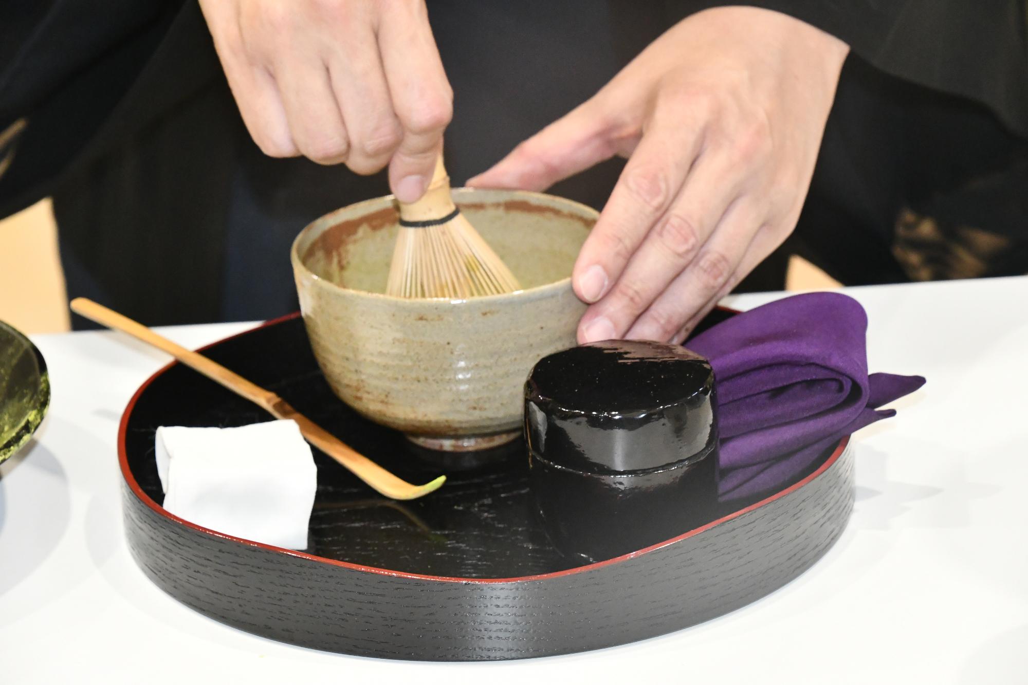 抹茶を点てる様子