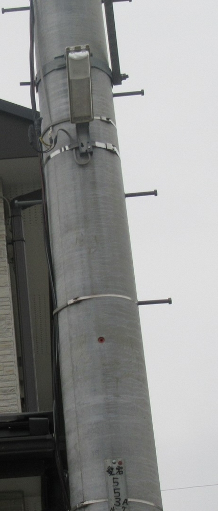 LEDの防犯灯が取り付けられた電柱の写真