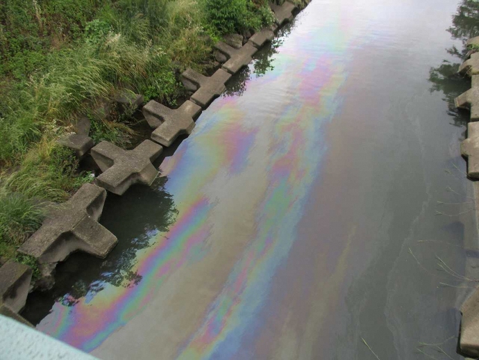 油が流出して水質事故の起きた河川の写真