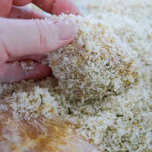 狭山茶衣のチキンカツ調理過程
