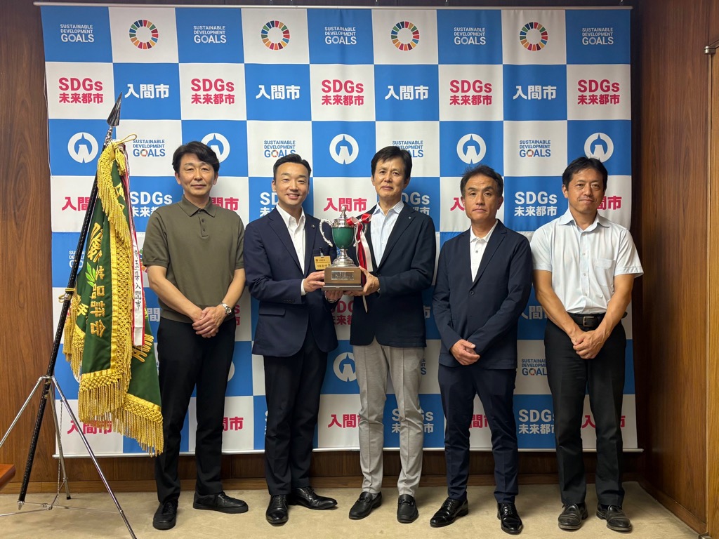 入間市手揉狭山茶保存会員の皆さんが入間市長を訪問している様子