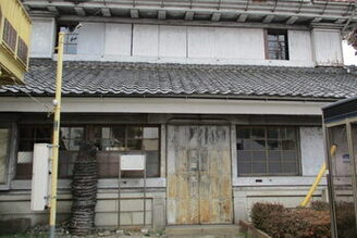 入間市宮前町にある古びた当時の建屋のまま残る旧黒須銀行の正面写真