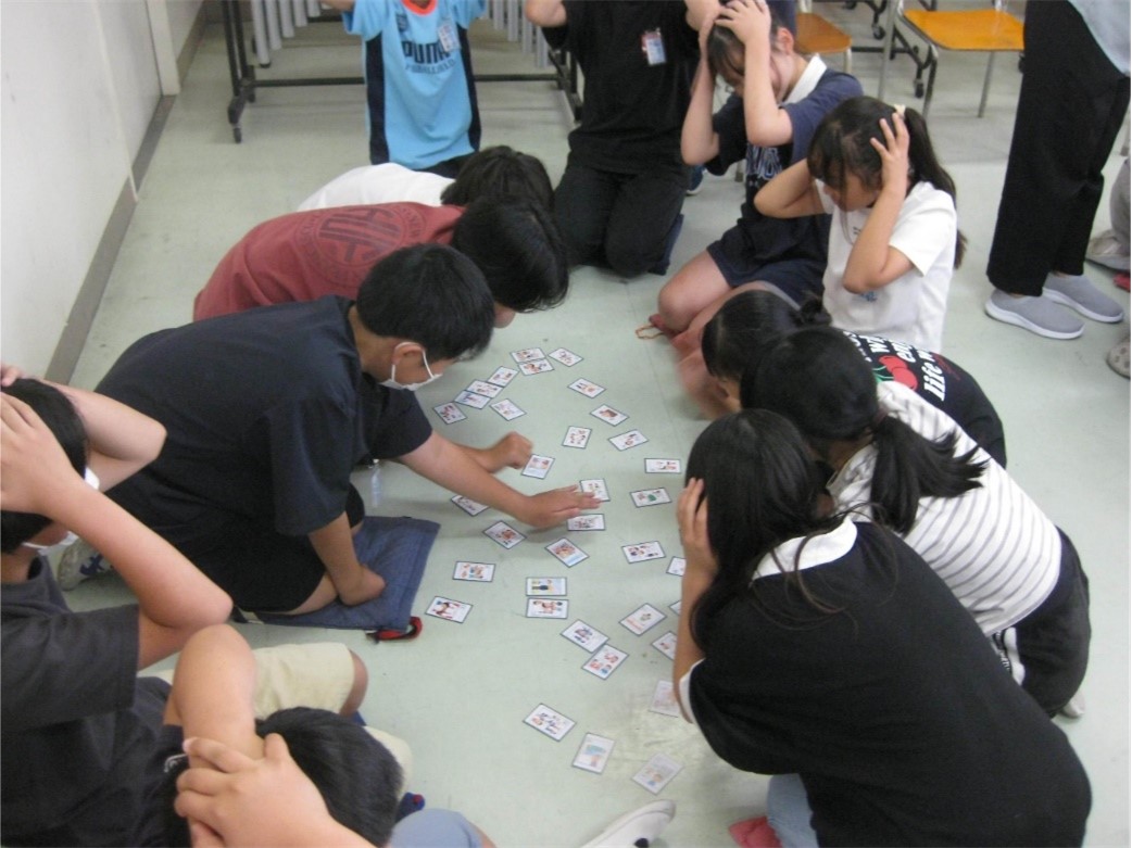 認知症をかるたで学んでいる様子