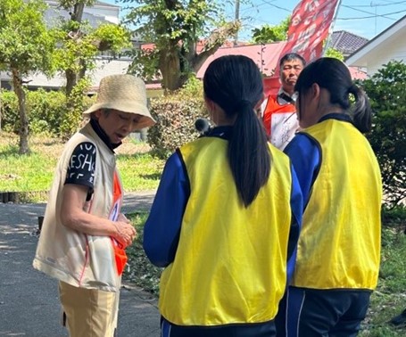 困っている人に声をかける体験をしている様子