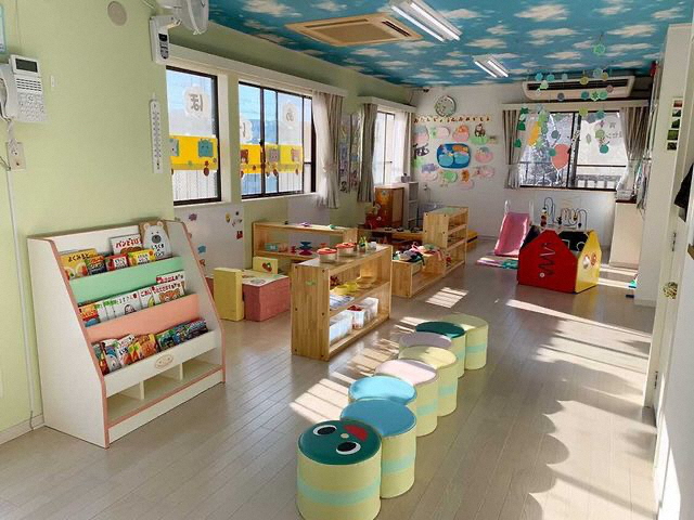 絵本やおもちゃがたくさん置かれている、日当たりのいい部屋の写真。