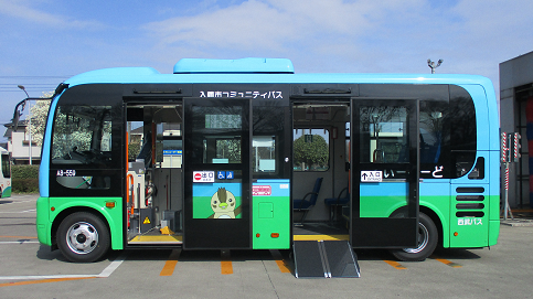 青緑色の入間市コミュニティバスの写真