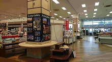 商業施設の店内の柱に写真が並べて展示されている写真