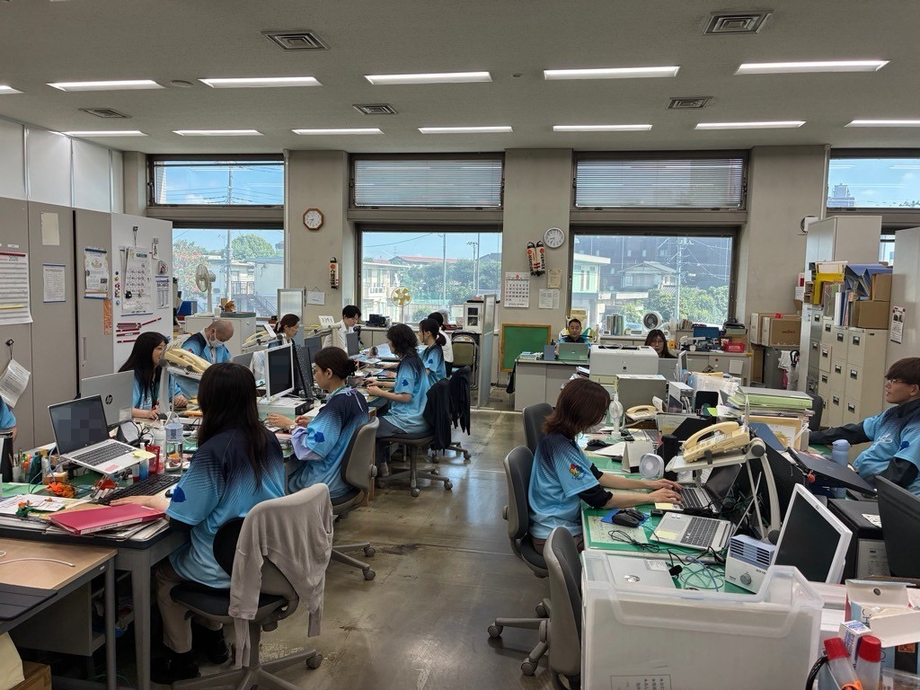 職員がユニフォームを着用している様子