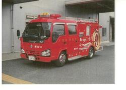 伸縮式のはしごを搭載した赤い消防ポンプ自動車を撮った写真