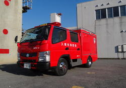 小型動力ポンプを搭載した赤い消防自動車を撮った写真