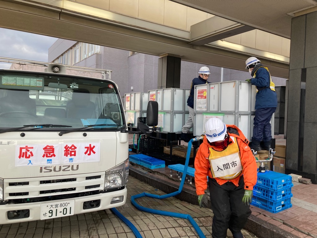 富来（とぎ）活性化センターの仮設タンクへの給水の様子
