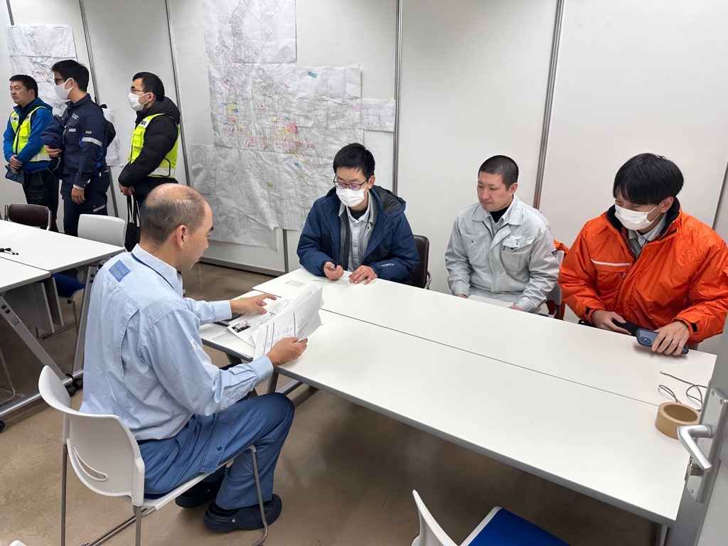 現地隊長から指示を受ける様子