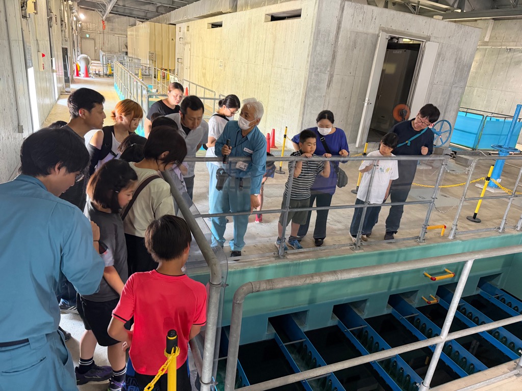 鍵山浄水場内を見学中