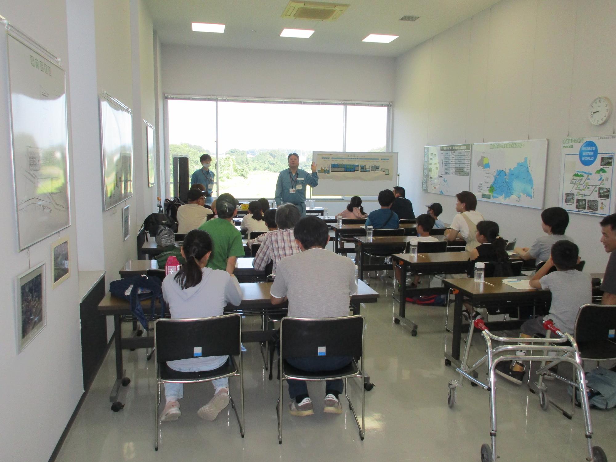鍵山浄水場内で小学生とその保護者に対し、浄水場の説明