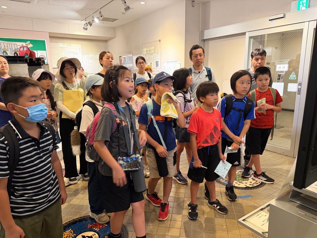 ふれあい下水道館で説明を受けている児童