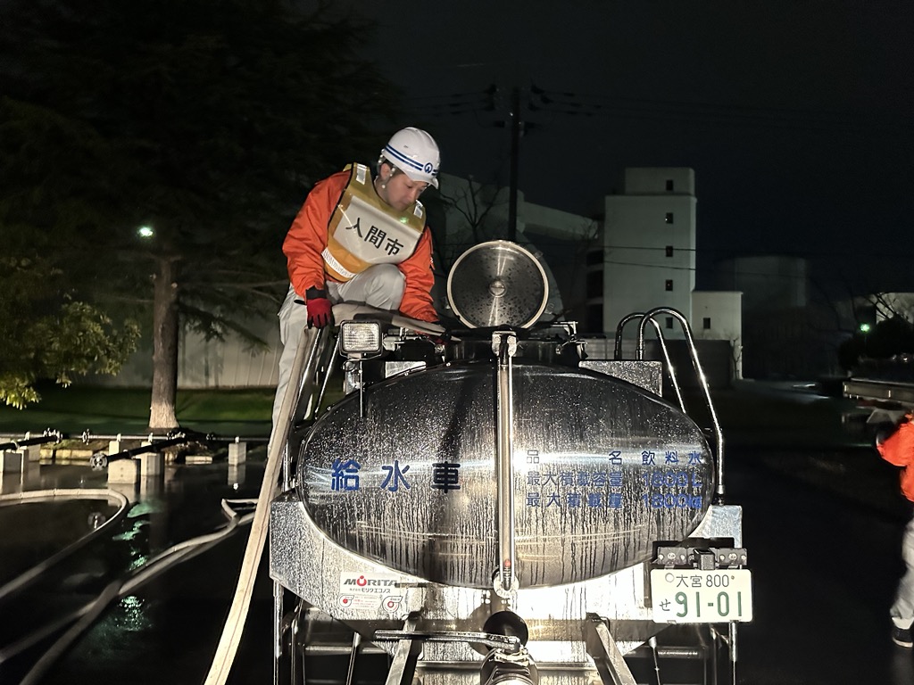 給水車への注水の様子