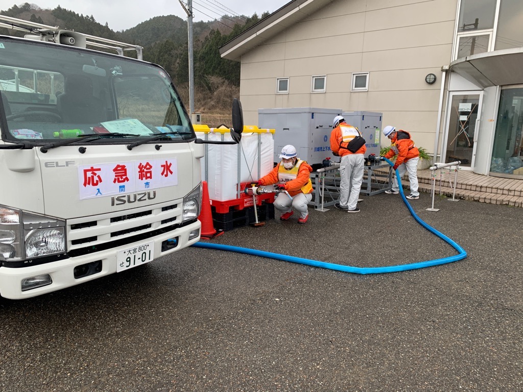 志賀町稗造スポーツセンターの仮設タンクへの給水の様子
