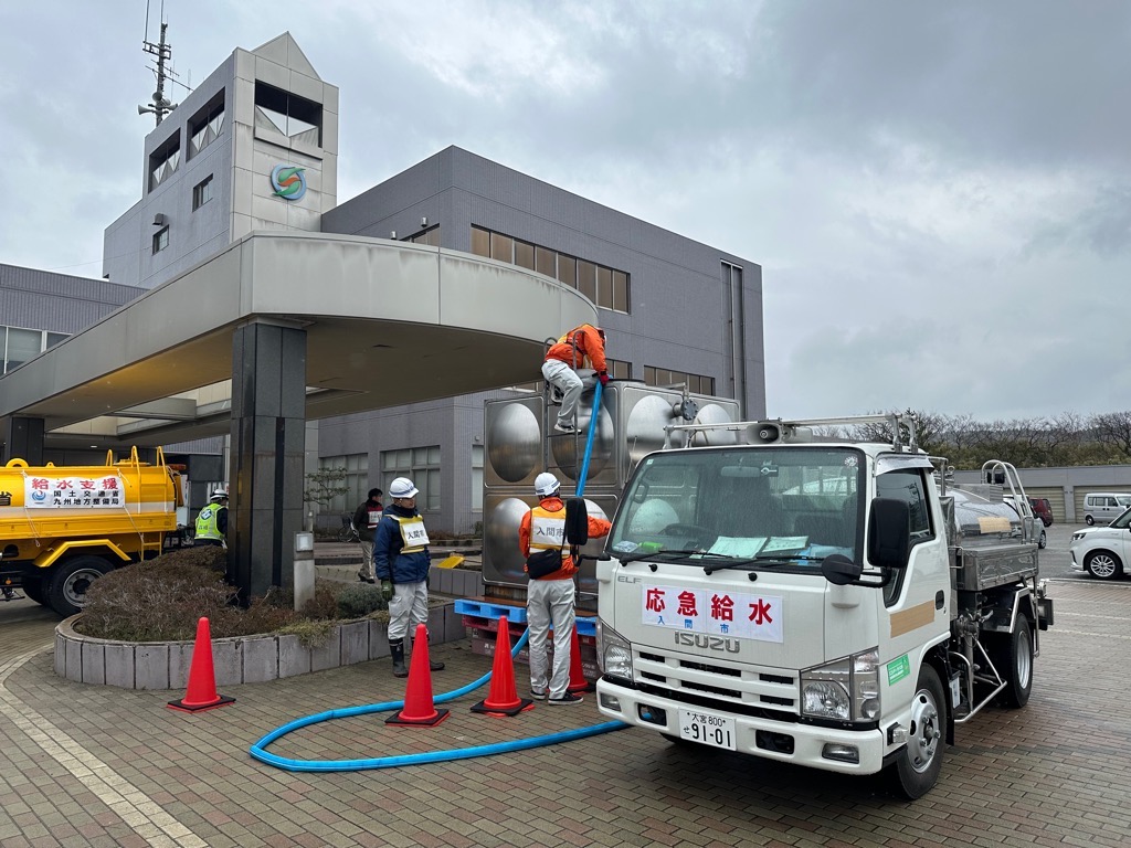 富来（とぎ）活性化センターの仮設タンクへの給水の様子