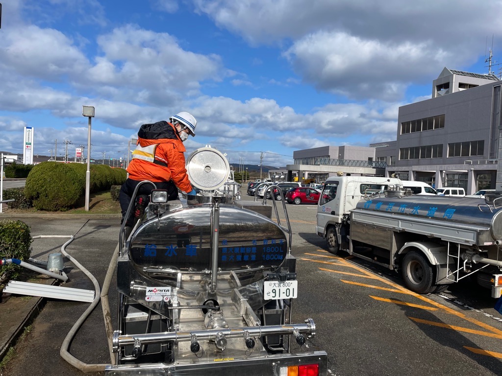 富来（とぎ）活性化センターでの給水車への注水の様子