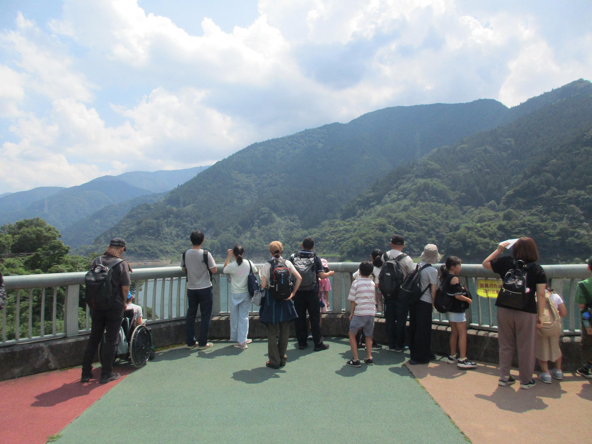 浦山ダムの見学風景