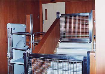 段差昇降機とその隣に併設された扉付き階段の写真