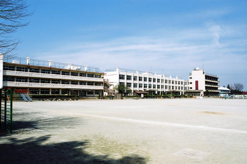 東金子小学校の校舎の写真