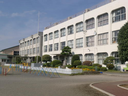 狭山小学校の校舎の写真