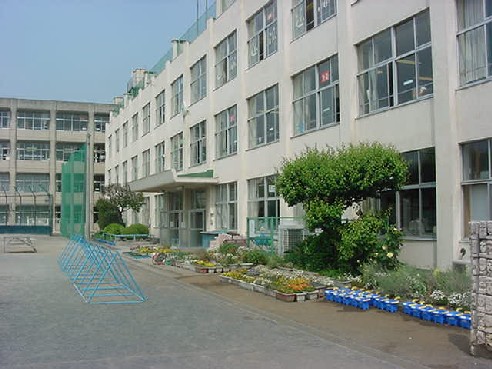 宮寺小学校の校舎の写真