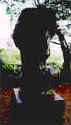 黒御影石で作られた、シマウマの像が植木のある屋外に展示されている写真