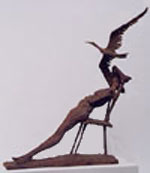 椅子に垂直に寄りかかっている女性と、傍に飛んでいる鳥を象ったブロンズ像の写真